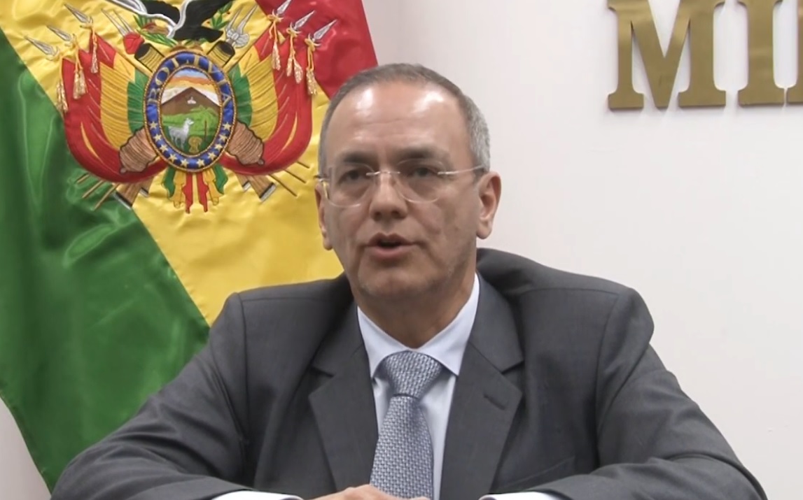 El viceministro de Política Minera, Regulación y Fiscalización, Walter Landivar, brinda informe de la cumbre. Foto: captura video