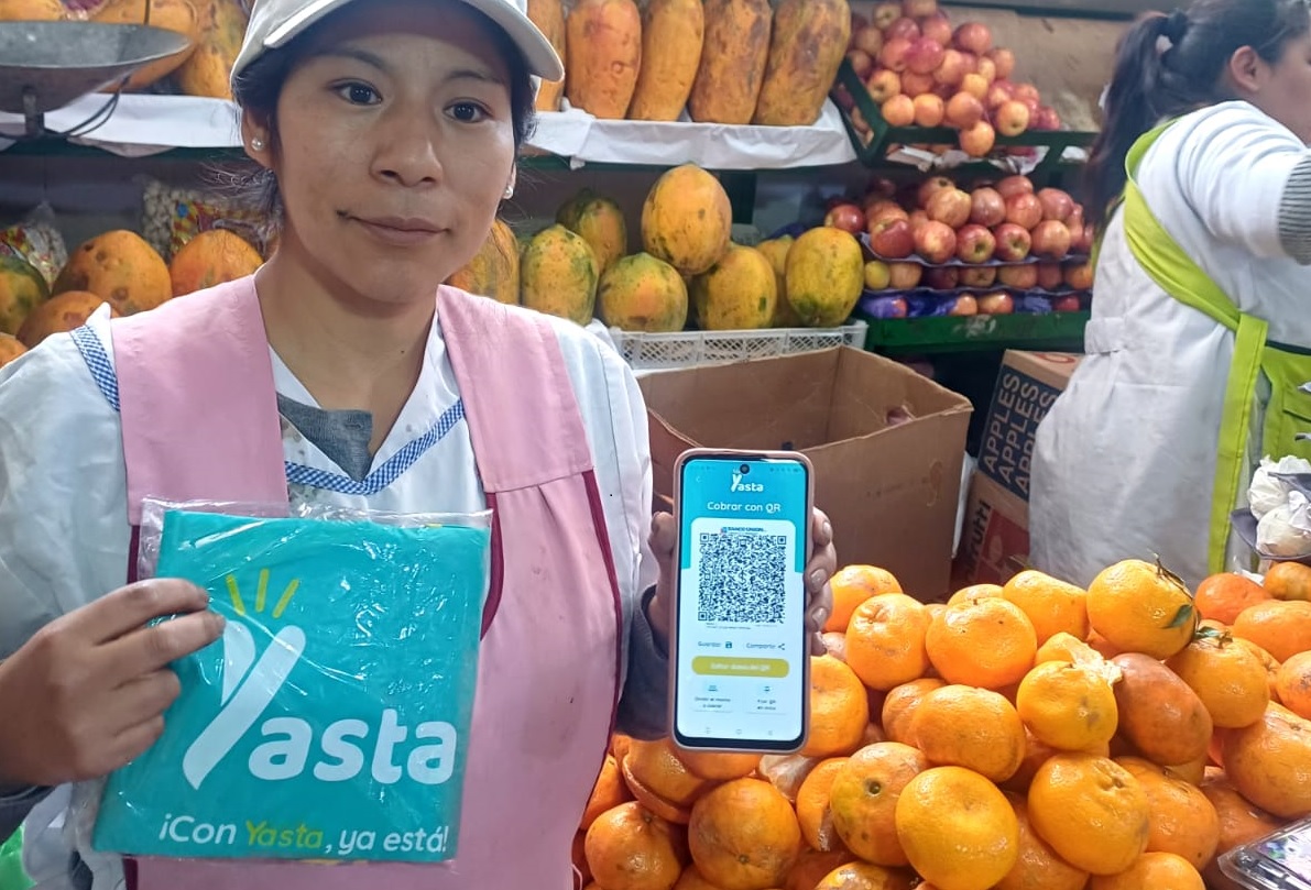 Una usuaria con la aplicación Yasta. Foto: Banco Unión