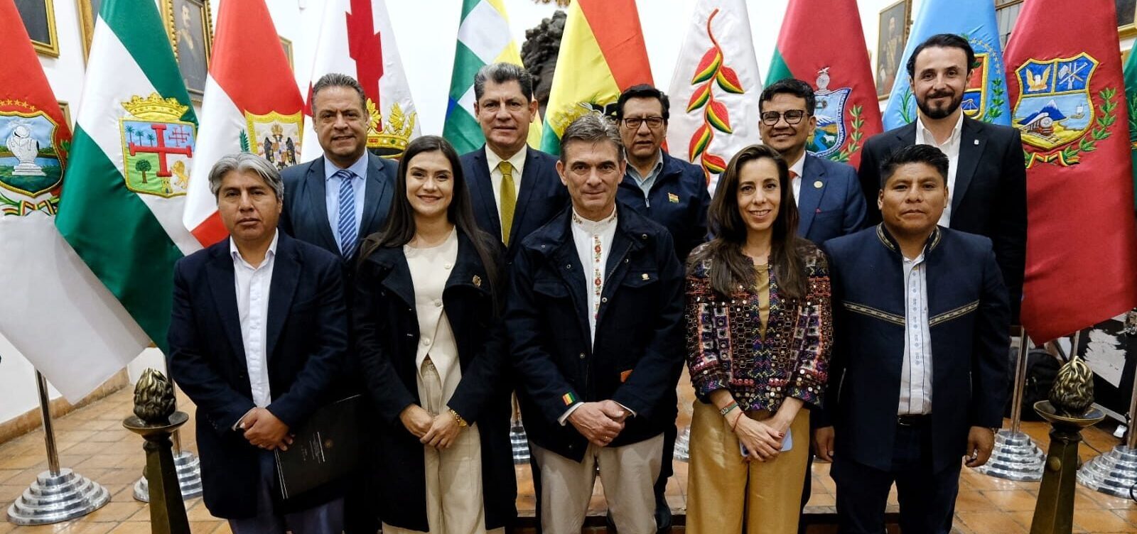 El presidente Rodrigo Paz Pereira junto a los nueve gobernadores del país. Foto: Oficina del Presidente.