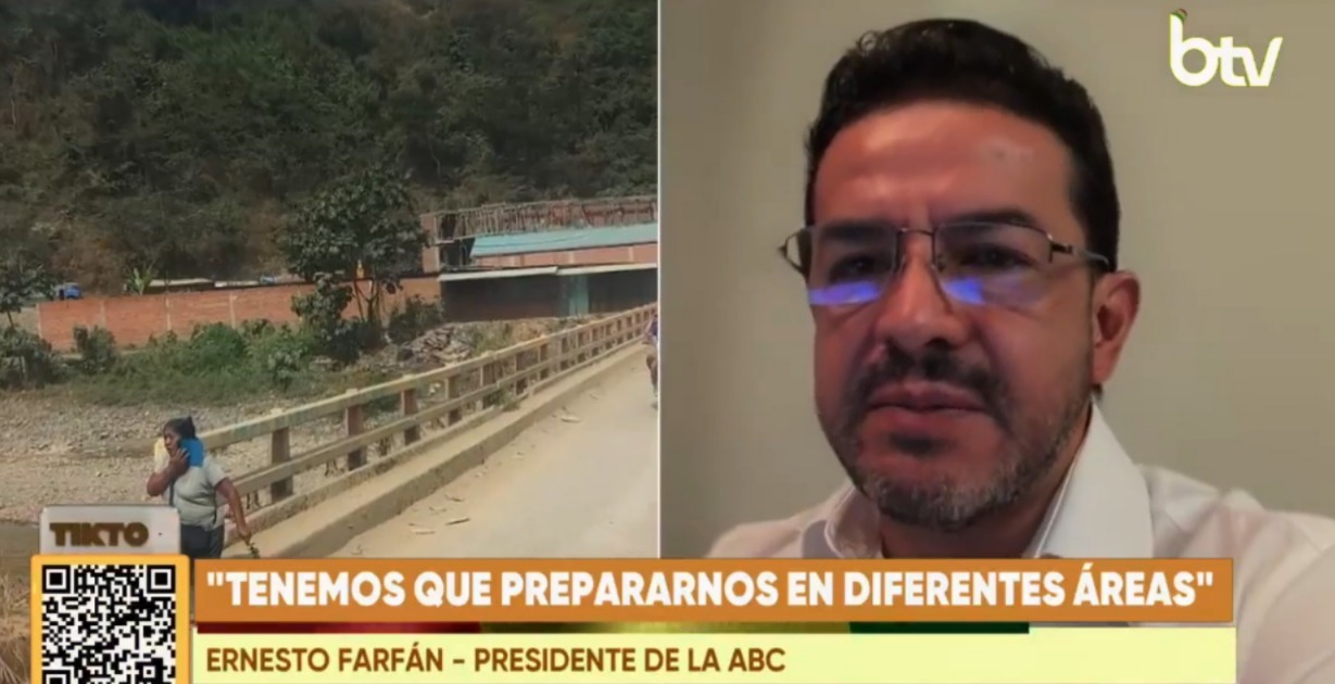 El presidente de la ABC, Ernesto Farfán, en contacto con Bolivia Tv. Imagen: Captura.
