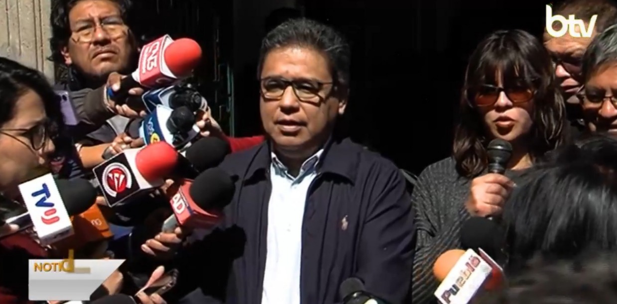 El vocero Oficial de la Presidencia del Estado, José Luis Gálvez, en conferencia de prensa. Imagen: Captura Bolivia Tv.