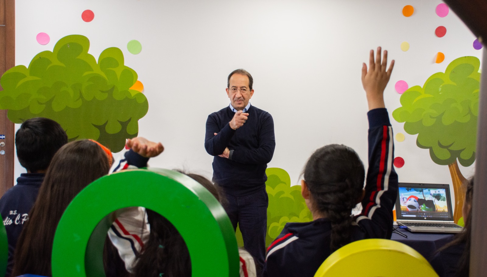 El presidente del SIN, Jorge Zogbi Nogales, fue el encargado de dar la bienvenida a los estudiantes. Foto: Impuestos.