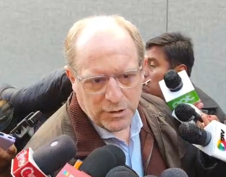 El viceministro de Autonomías, Adrián Oliva, en contacto con la prensa local. Foto: redes sociales.