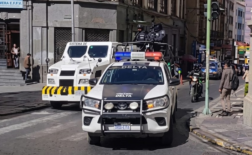 El mineral ingresó al BCB en La Paz bajo resguardo policial. Foto: Bolivia Tv.