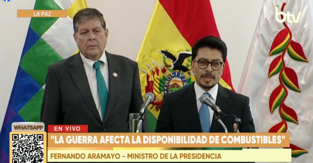 Los ministros de la Presidencia y de Hidrocarburos, Fernando Aramayo (Der.) y Marcelo Blanco (Izq.), respectivamente, en conferencia de prensa. Imagen: Captura Bolivia Tv.