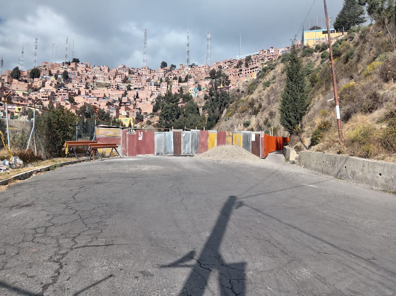 Un derrumbe afectó la avenida Julio Téllez. Foto: Cortesía.