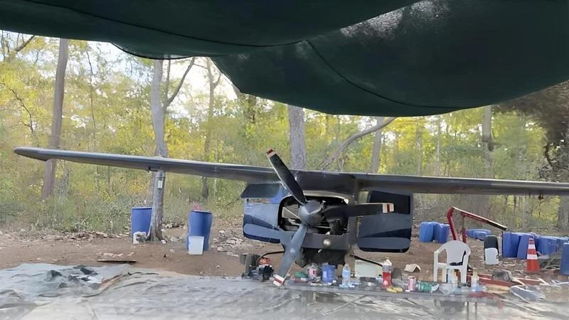 En el lugar también se hallaron alrededor de 500 litros de avgas (gasolina de aviación) distribuidos en 50 bidones.