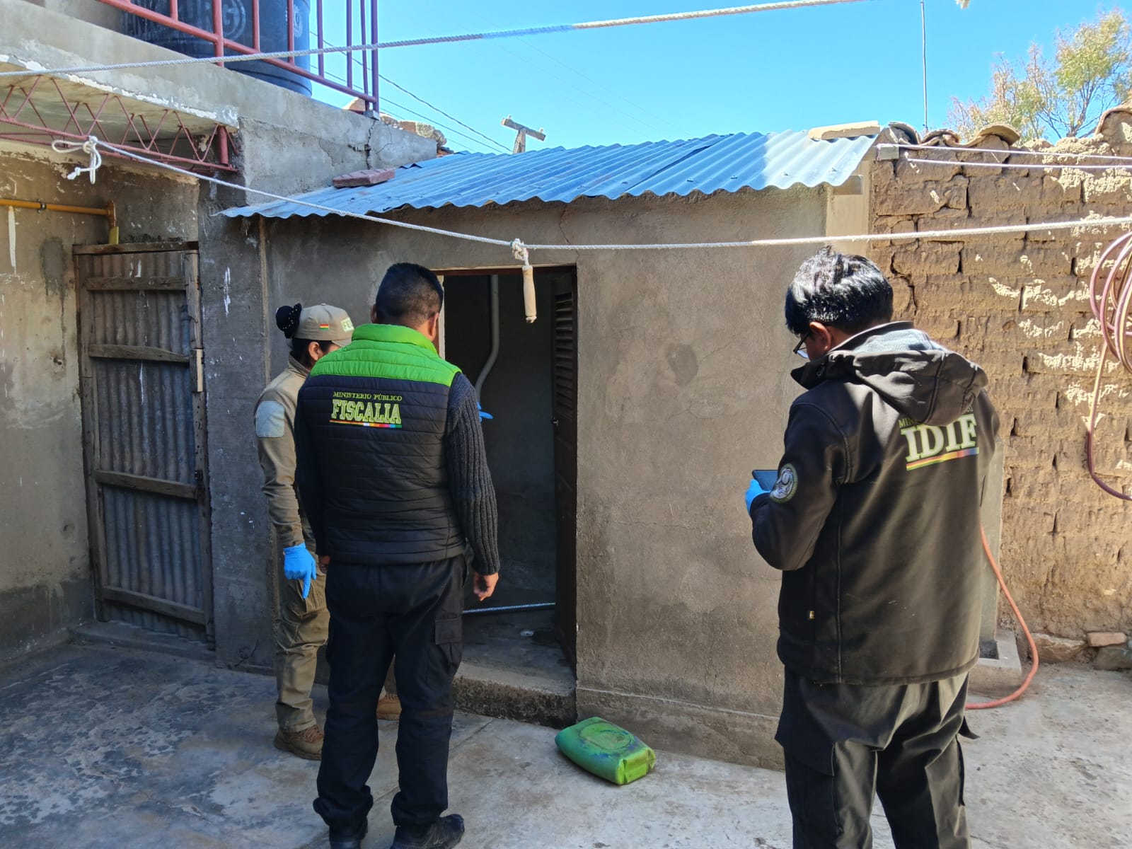 Inspección de la Policía en la vivienda de la víctima. Foto: FGE