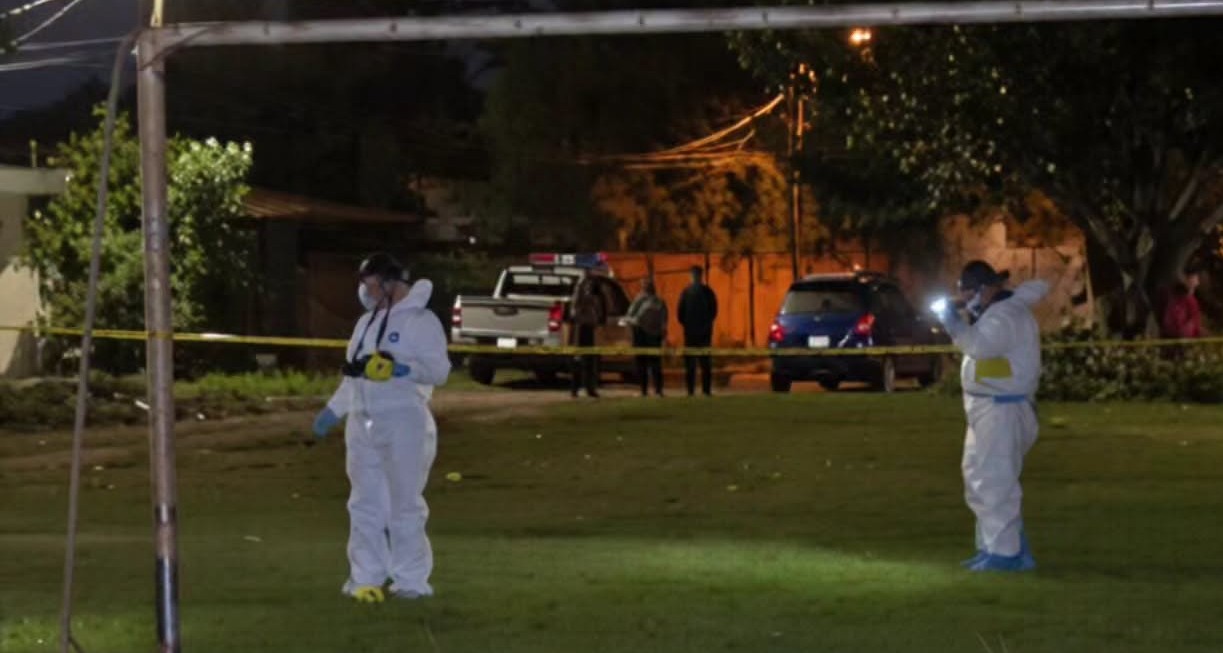 Efectivos en el lugar donde ocurrió la muerte del adolescente. Foto: FGE
