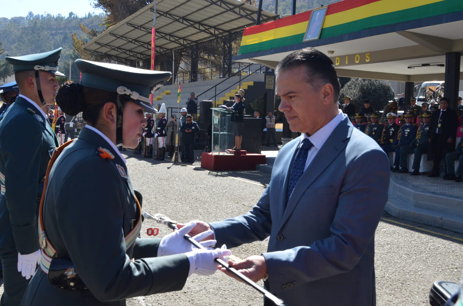 El ministro de Defensa, Ernesto Justiniano, participó en el acto de entrega de sables y pistolas a los nuevos oficiales de las FFAA. Foto: Min Defensa.