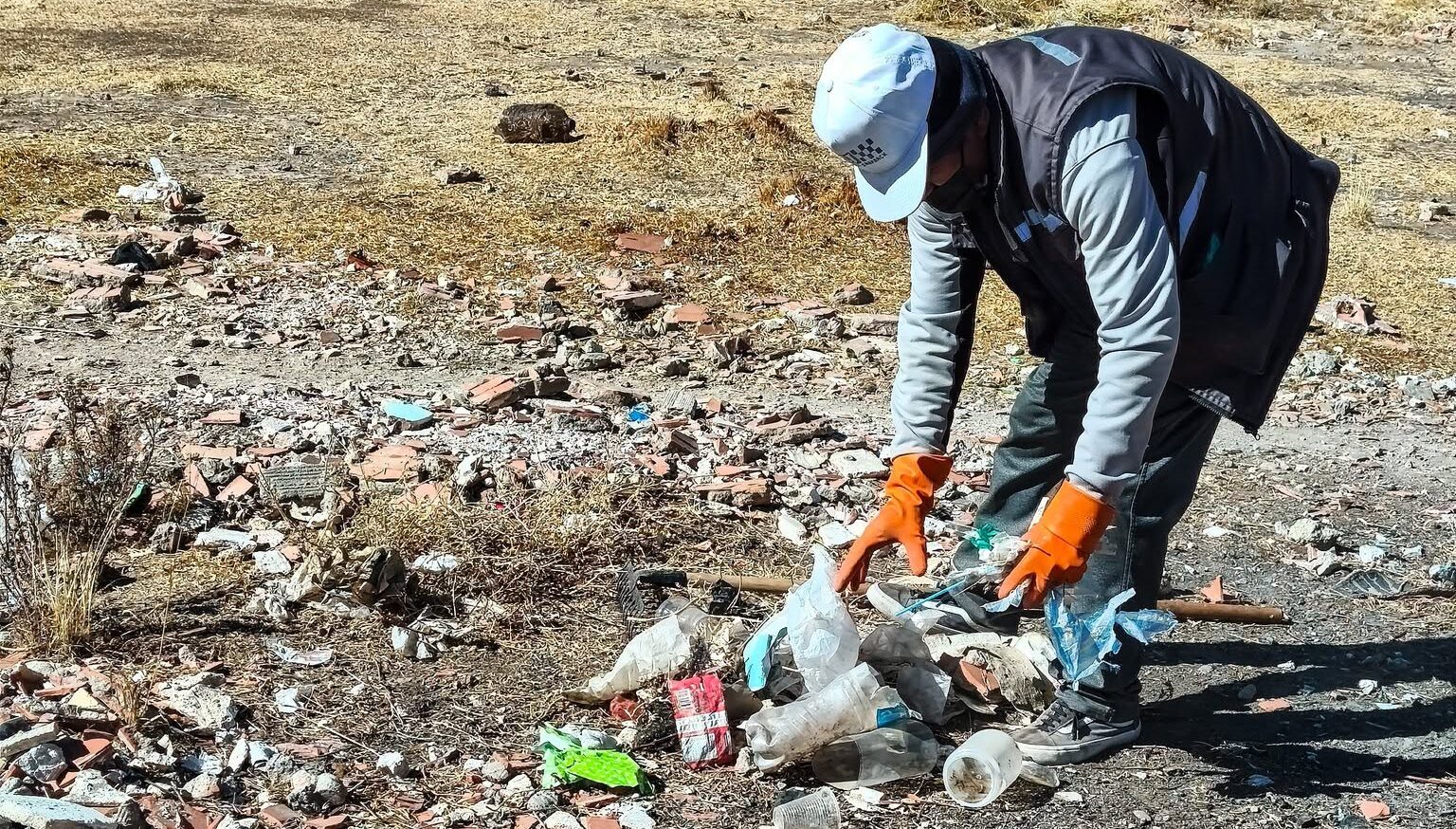 Diferentes sectores salieron a limpiar las calles y avenidas de Oruro. Foto: GAMO