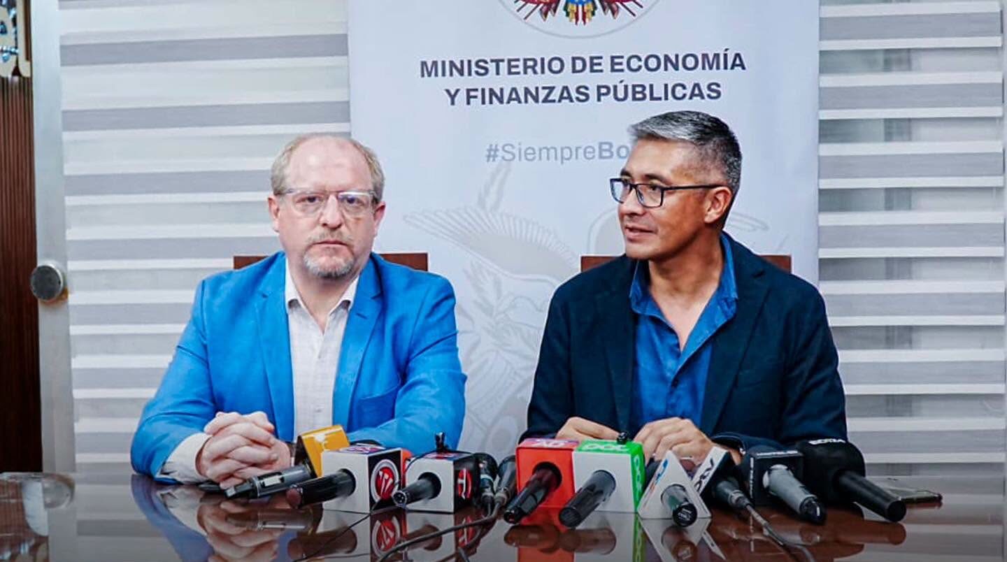 El viceministro Adrián Oliva junto al ministro José Gabriel Espinoza en conferencia de prensa. Foto: Ministerio de Economía.