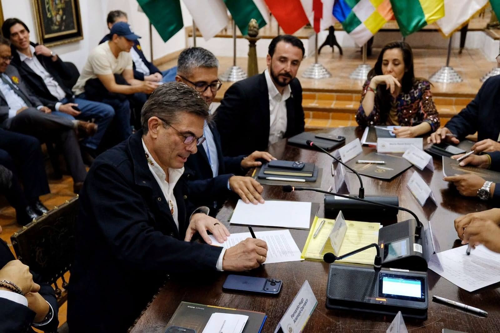 Firma de acuerdo entre el Gobierno central y las gobernaciones.