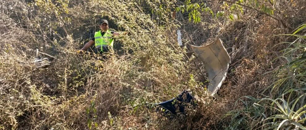 Un vehículo se embarrancó al menos 30 metros.