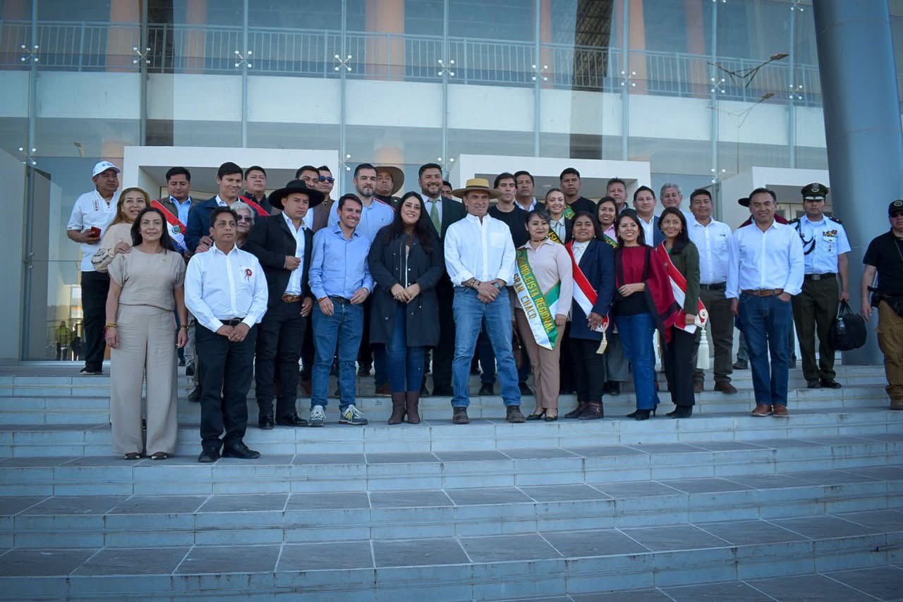 Autoridades nacionales y locales acompañaron la entrega de la nueva terminal de buses en Yacuiba. Foto: MOPSV.