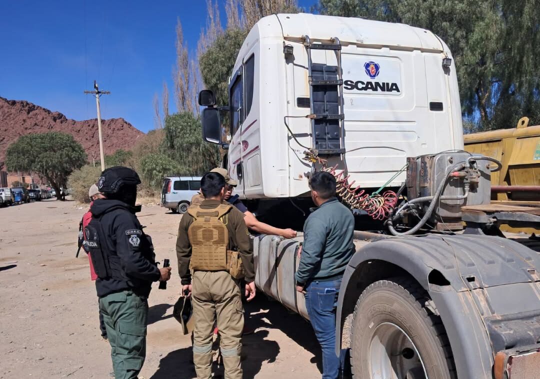 Un tractocamión cargó 850 litros de diésel oil en una estación de servicio de Tupiza y posteriormente intentó realizar un nuevo carguío en otra estación.