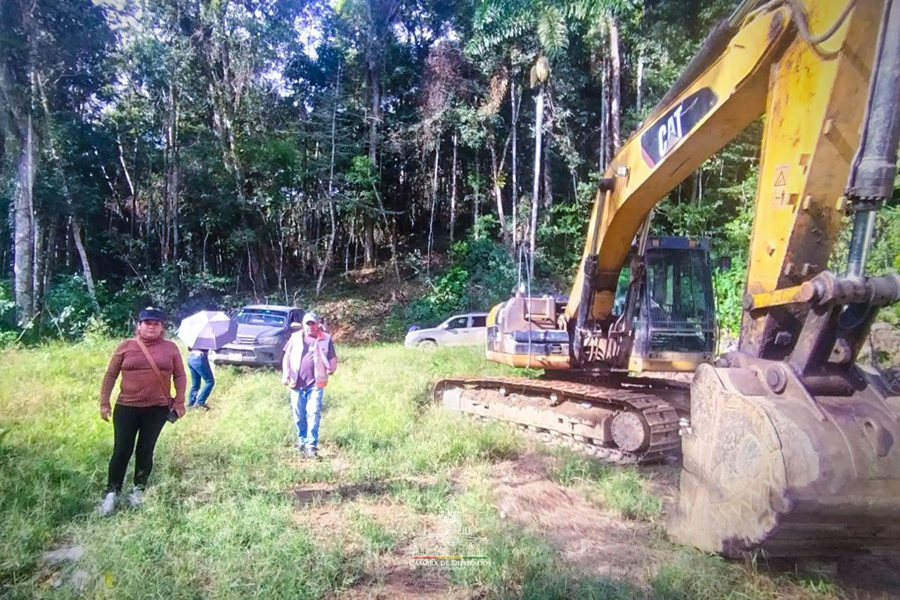La legisladora Verónica Lafuente y personal de la ABC inspeccionan el tramo vial. Foto: Cámara de Diputados.