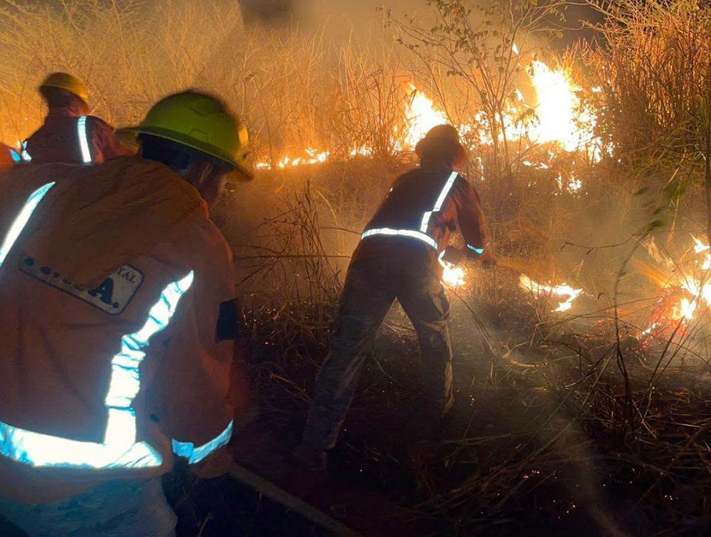 Labores para controlar un incendio. Foto: Armada