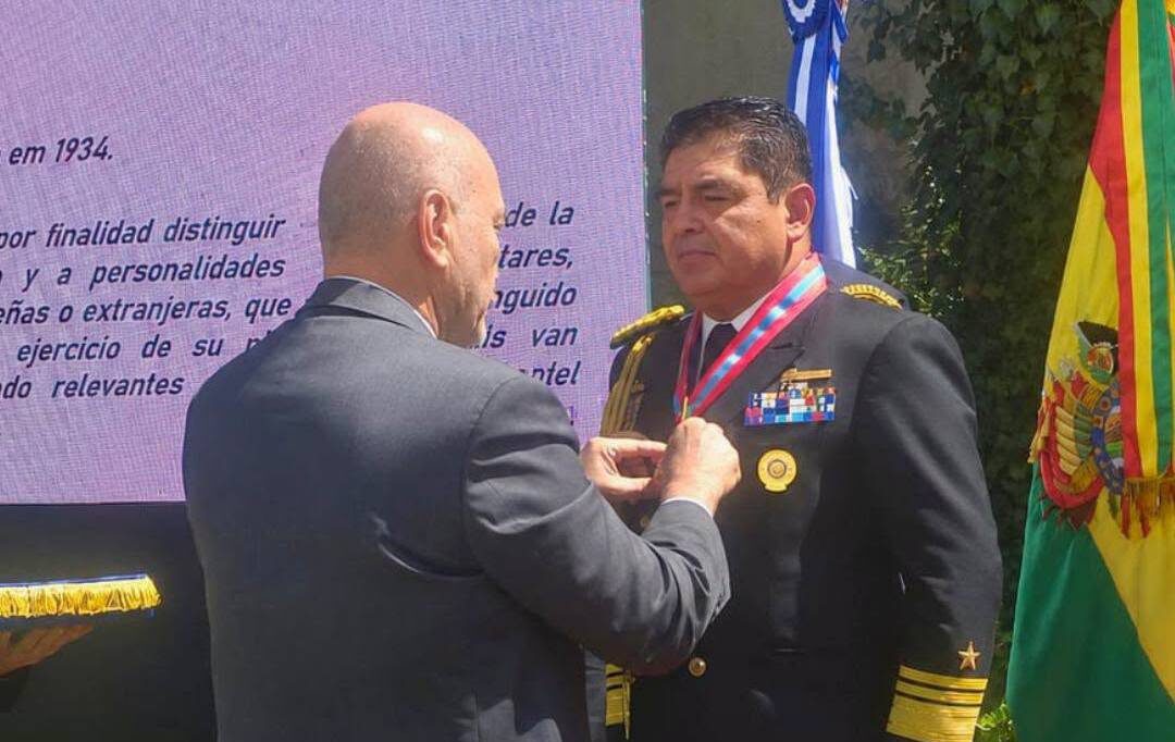 El vicealmirante Ernesto Alfaro recibe la condecoración. Foto: Armada