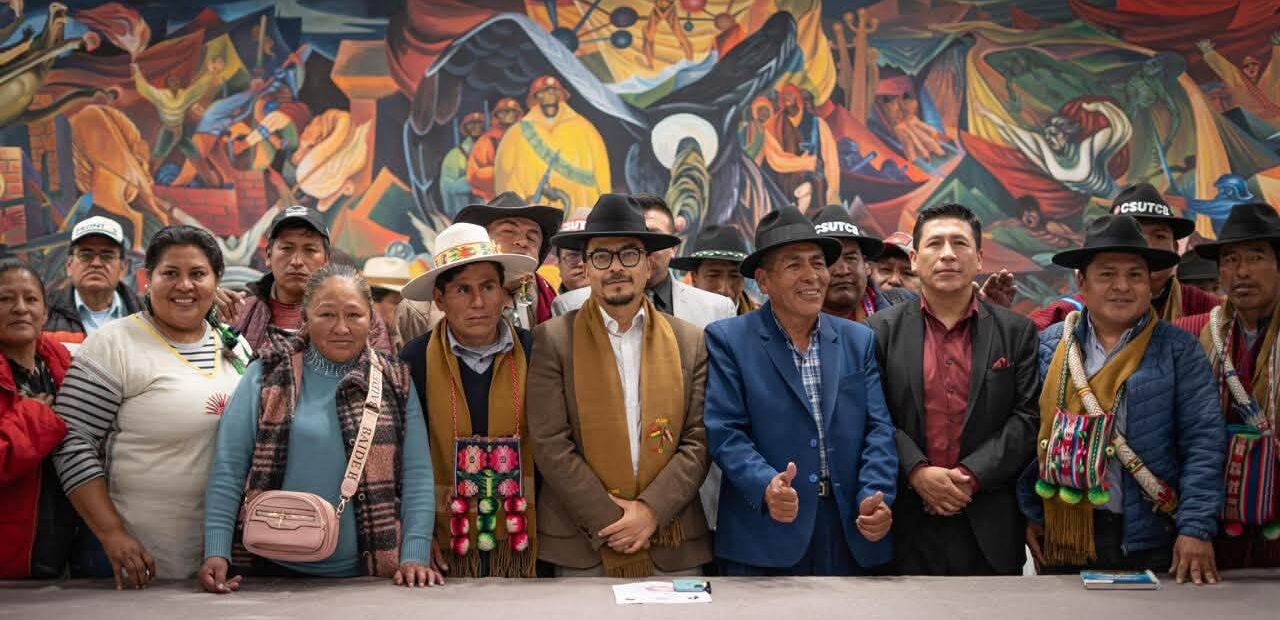El ministro Fernando Aramayo junto a representantes de sectores sociales. Foto: Ministerio de la Presidencia.