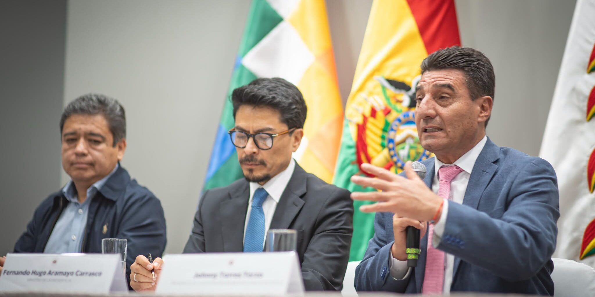 El presidente de la FAM Bolivia, Jhonny Torres, junto a autoridades del Ejecutivo, en conferencia de prensa. Foto: Ministerio de la Presidencia.