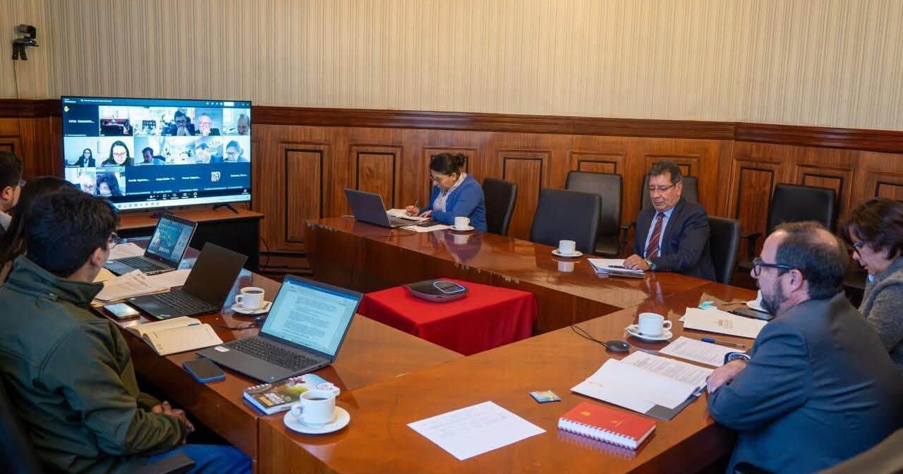 Delegaciones de Bolivia y Chile sostienen una reunión. Foto: Cancillería.