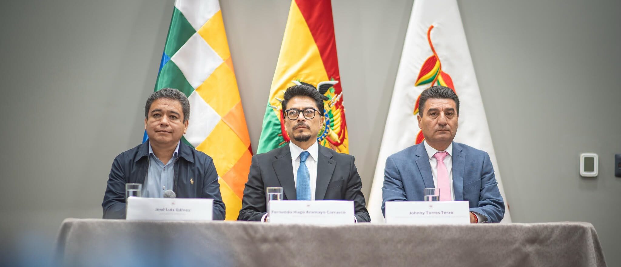 El ministro Fernando Aramayo junto al vocero José Luis Gálvez y el alcalde Jhonny Torres. Foto: Ministerio de la Presidencia.