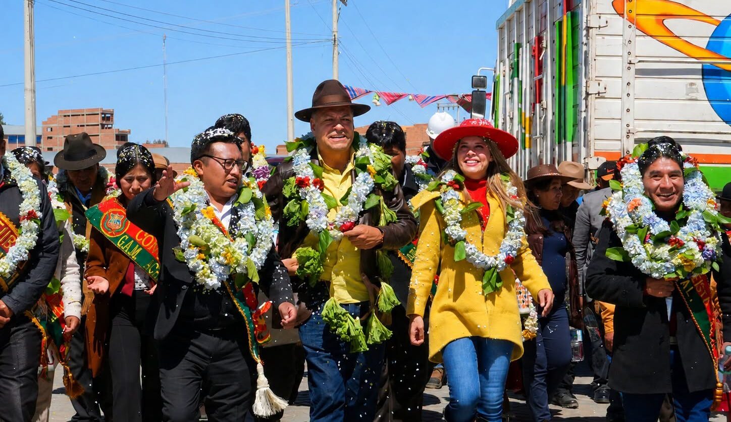 El gobernador Luis Revilla durante su visita en el municipio de Achacachi. Foto: Gobernación de La Paz.