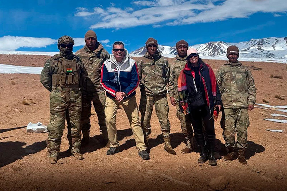 Los turistas franceses junto a los militares que los rescataron. Foto: Ejército