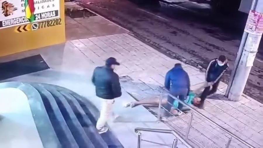 El hombre es sacado de una clínica en Cochabamba. Foto: captura video