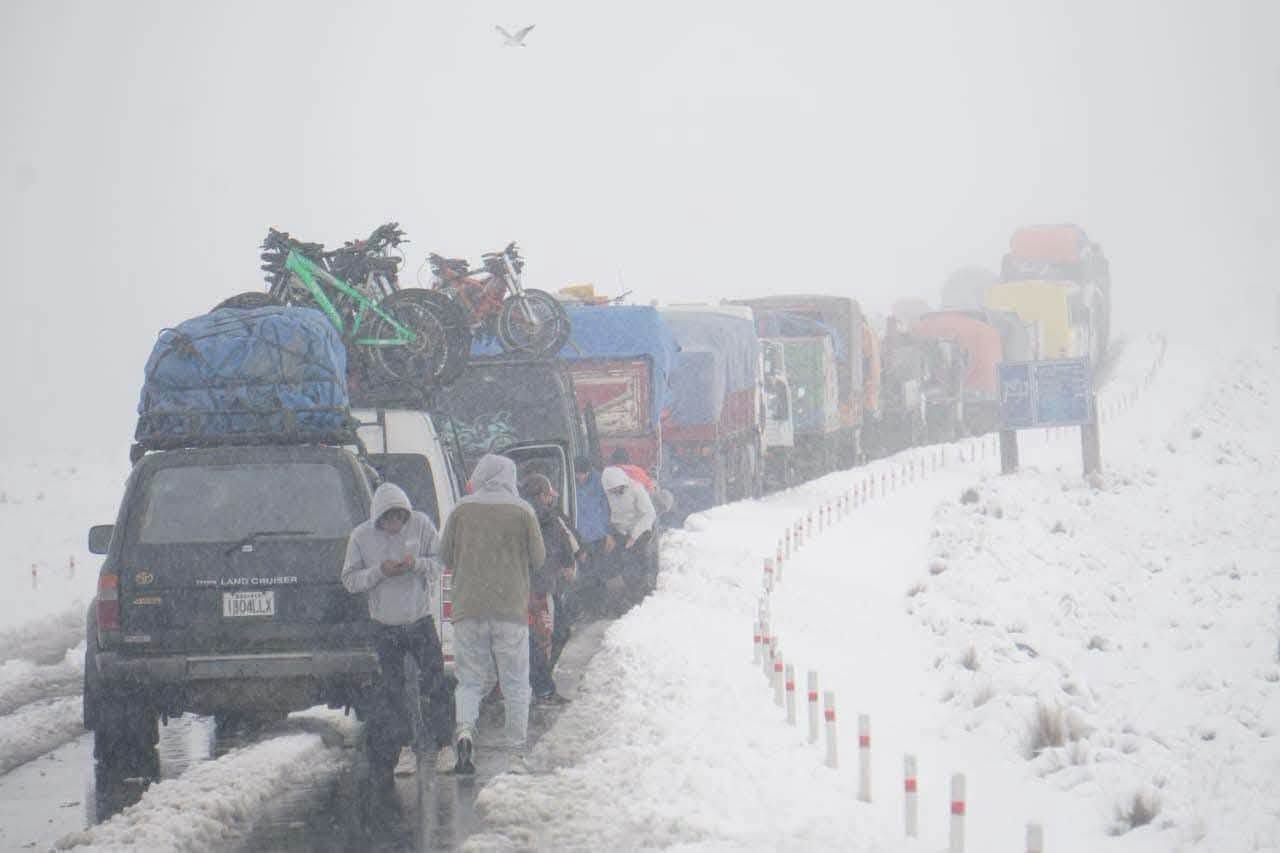 La nevada del martes dejó varados a vehículos y turistas en La Cumbre de La Paz. Foto: ABC.