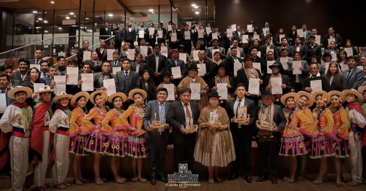 La legisladora Lidia Rojas destacó el trabajo de maestros de San Pedro de Tiquina - Tito Yupanqui. Foto: Cámara de Diputados.