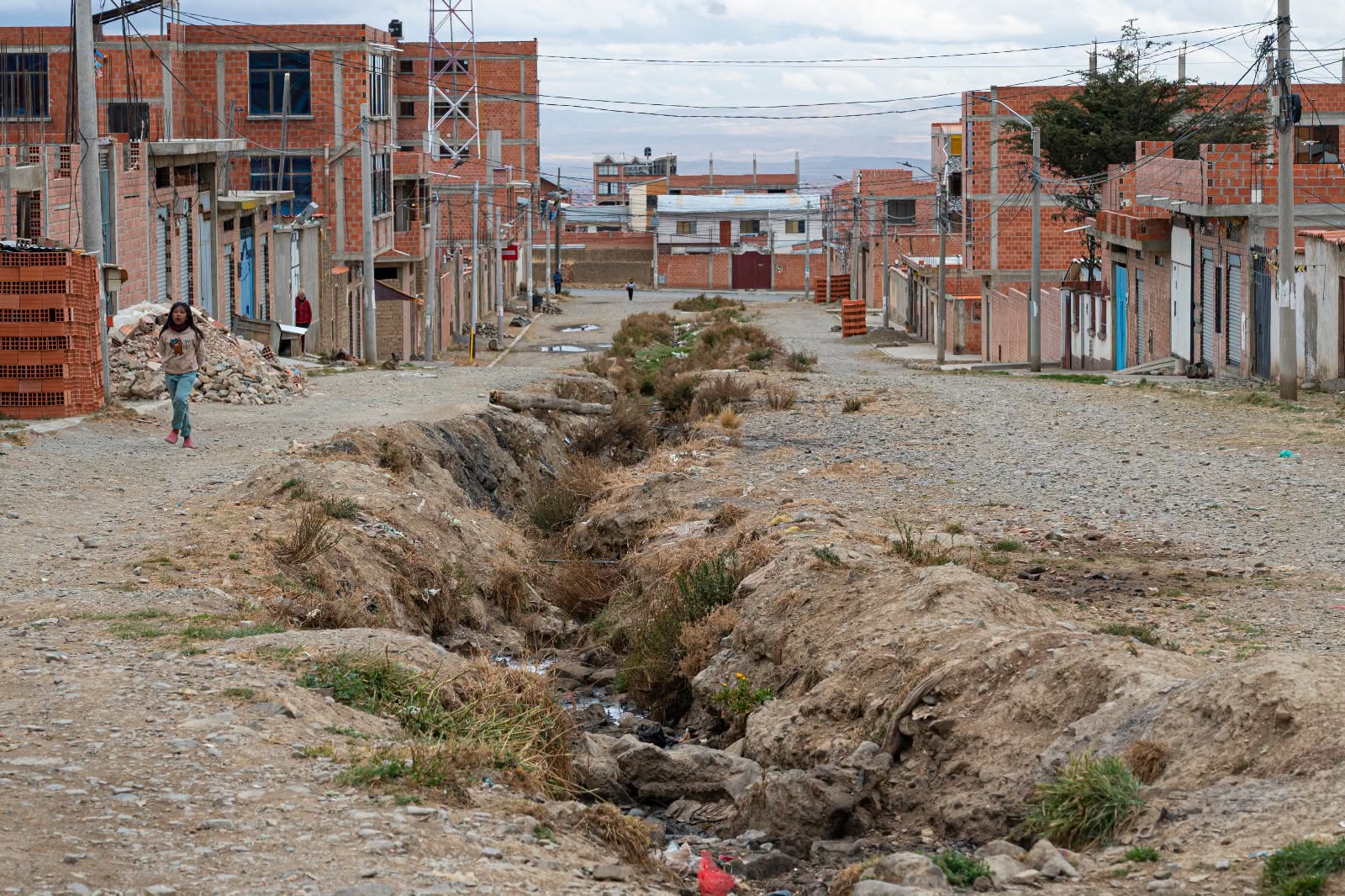 Una de las calles en la zona Mercurio de El Alto. Foto: Epsas.