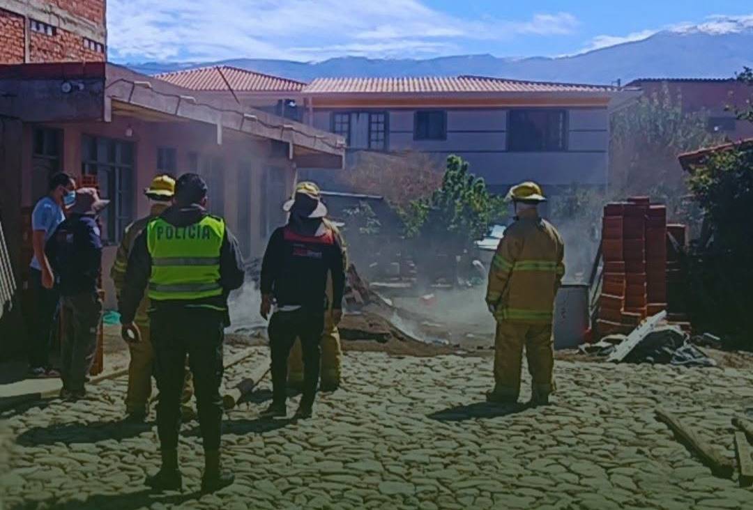 Bomberos controlan incendio en batería de litio. Foto: Policía