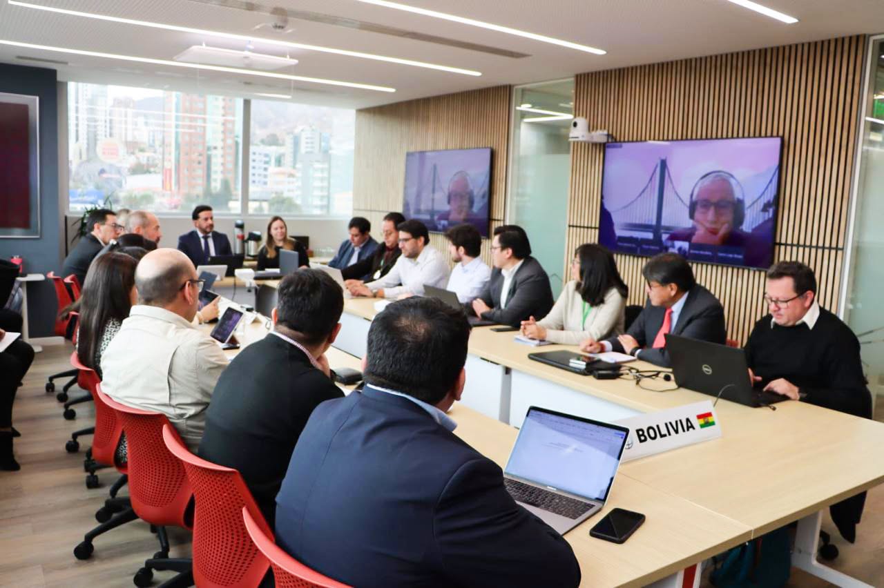 Ejecutivos de la ABC y del Banco Mundial en una reunión. Foto: ABC.