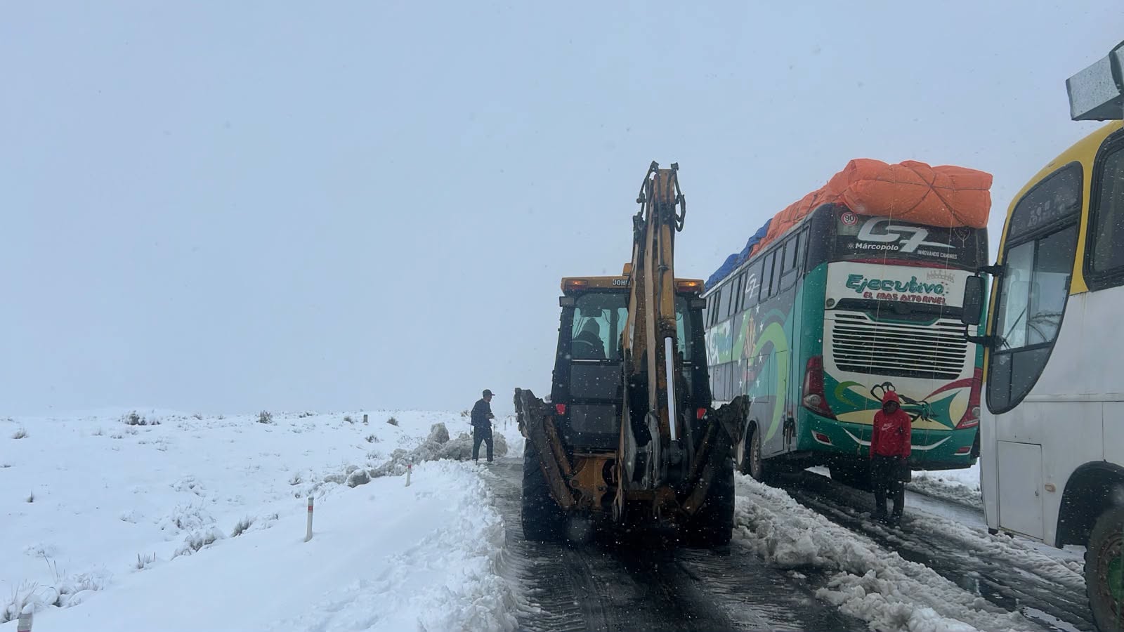 La estatal caminera desplegó personal y maquinaria en las vías afectadas por las nevadas. Foto: ABC.