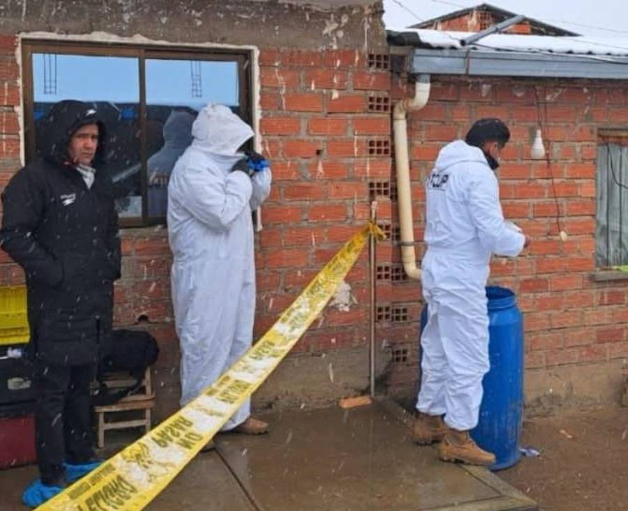 Investigadores verifican el inmueble de la víctima. Foto: FGE
