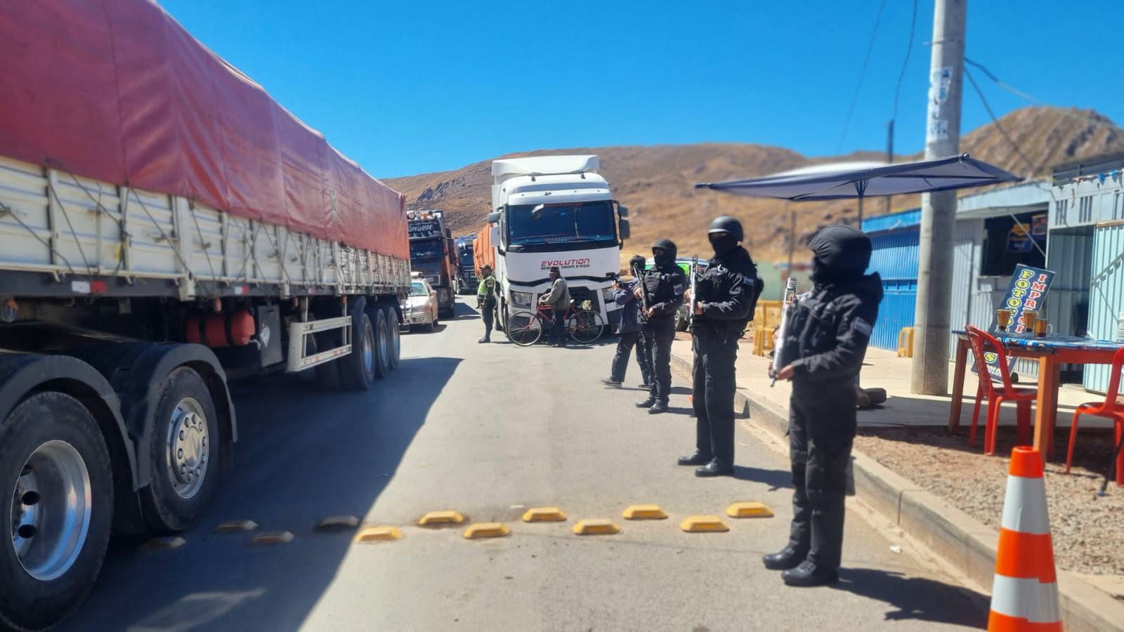 Controles en la carretera hacia Desaguadero. Foto: Policía La Paz