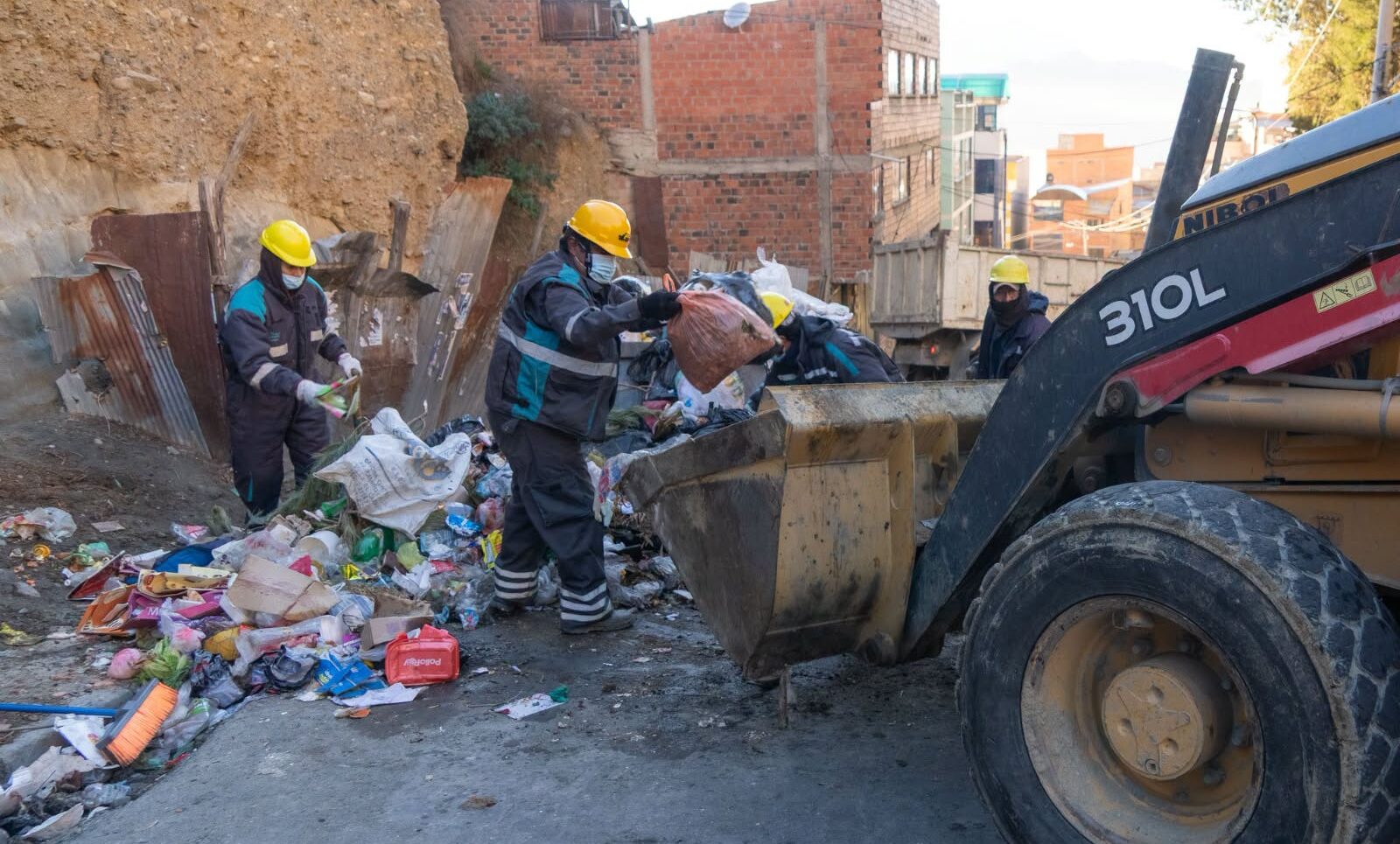 El municipio paceño alquilará volquetas y contratará personal para las tareas de limpieza. Foto: GAMLP.
