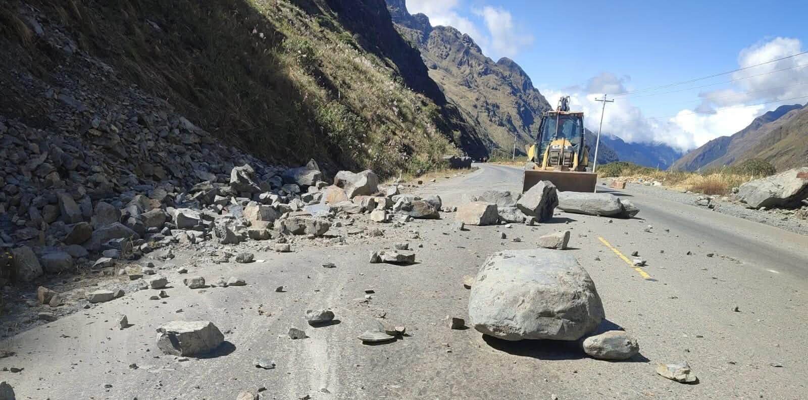 Personal de la estatal realiza tareas de limpieza en la ruta hacia los Yungas. Foto: ABC.