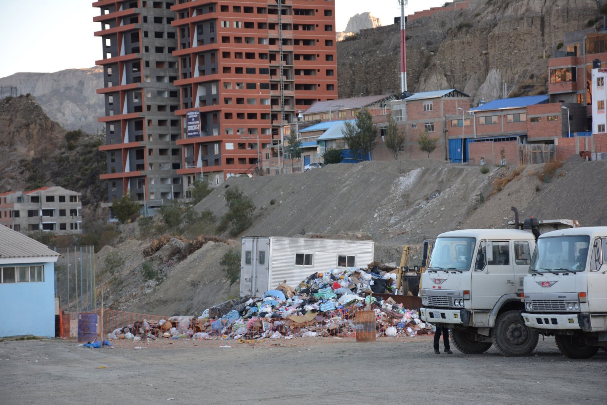El operativo municipal moviliza personas, volquetas y camionetas para retirar los residuos acumulados. Foto: Casimira Lema rrss.