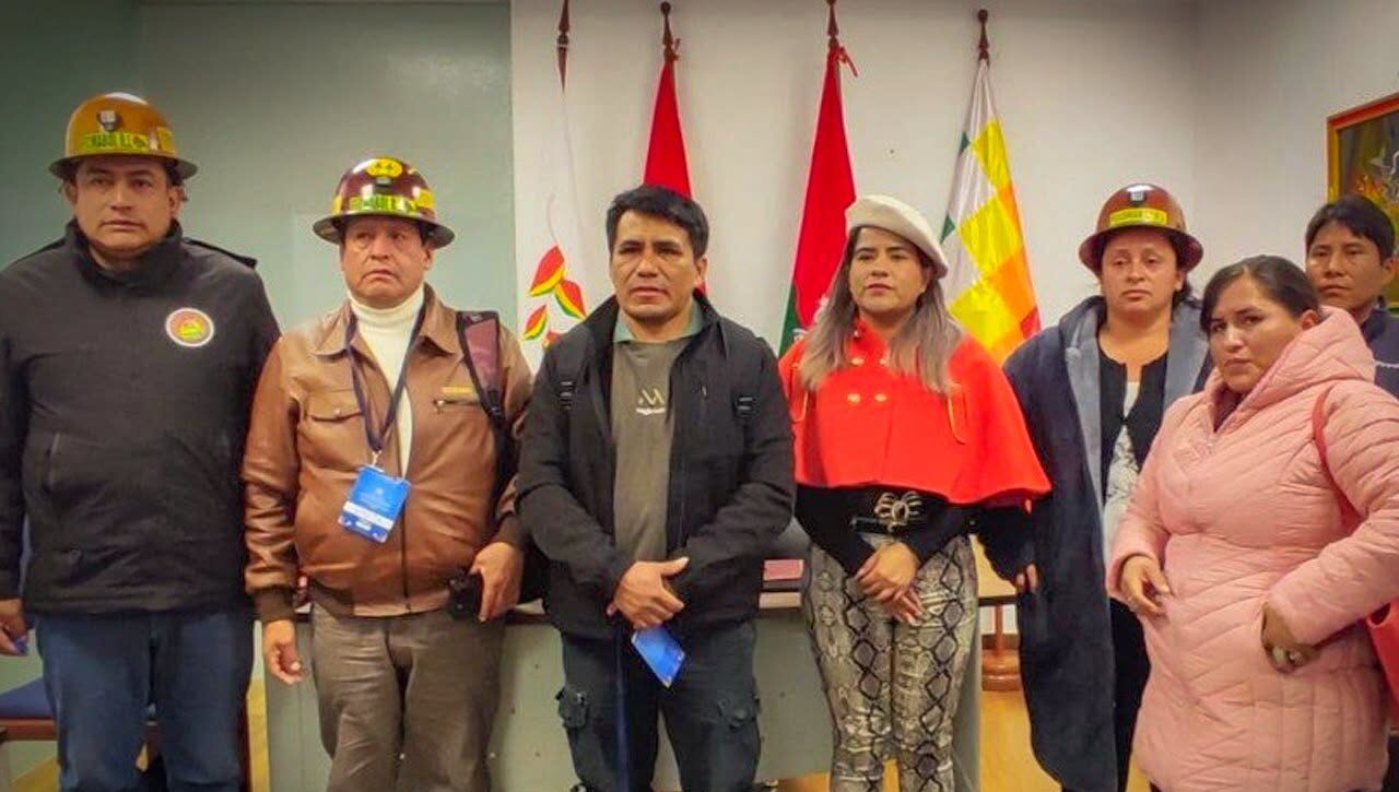 La legisladora Danitza Mejía junto al alcalde de La Asunta y mineros cooperativistas. Foto: Cámara de Diputados.