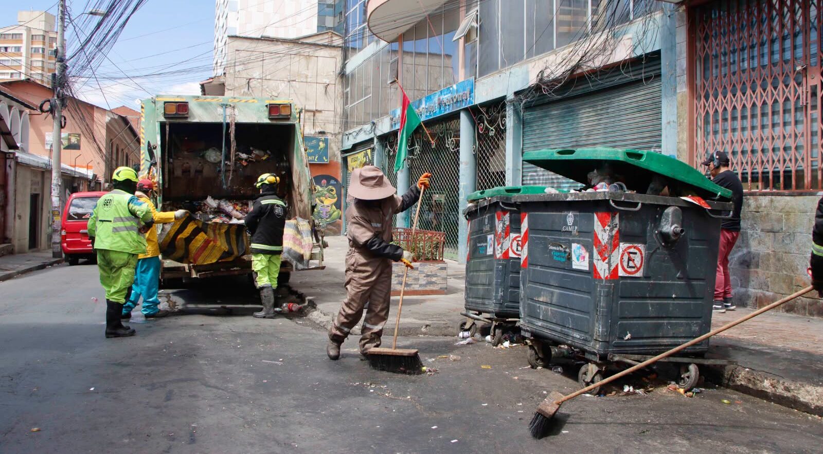 El fin de semana, el municipio desplegó la “Operación Escoba” para limpiar las calles de la ciudad. Foto: GAMLP.