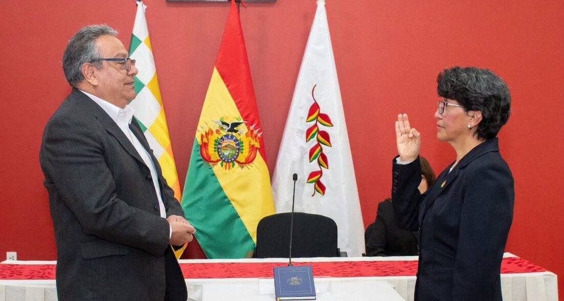 El ministro Erick Sanjinés durante el acto de posesión de Luz Jiménez Quispe. Foto: Ministerio de Educación.