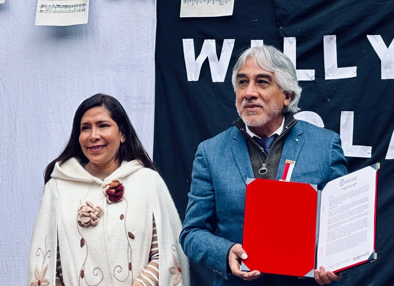 La alcaldesa de Sucre, Fátima Tardío, junto al cantautor Willy Claure.