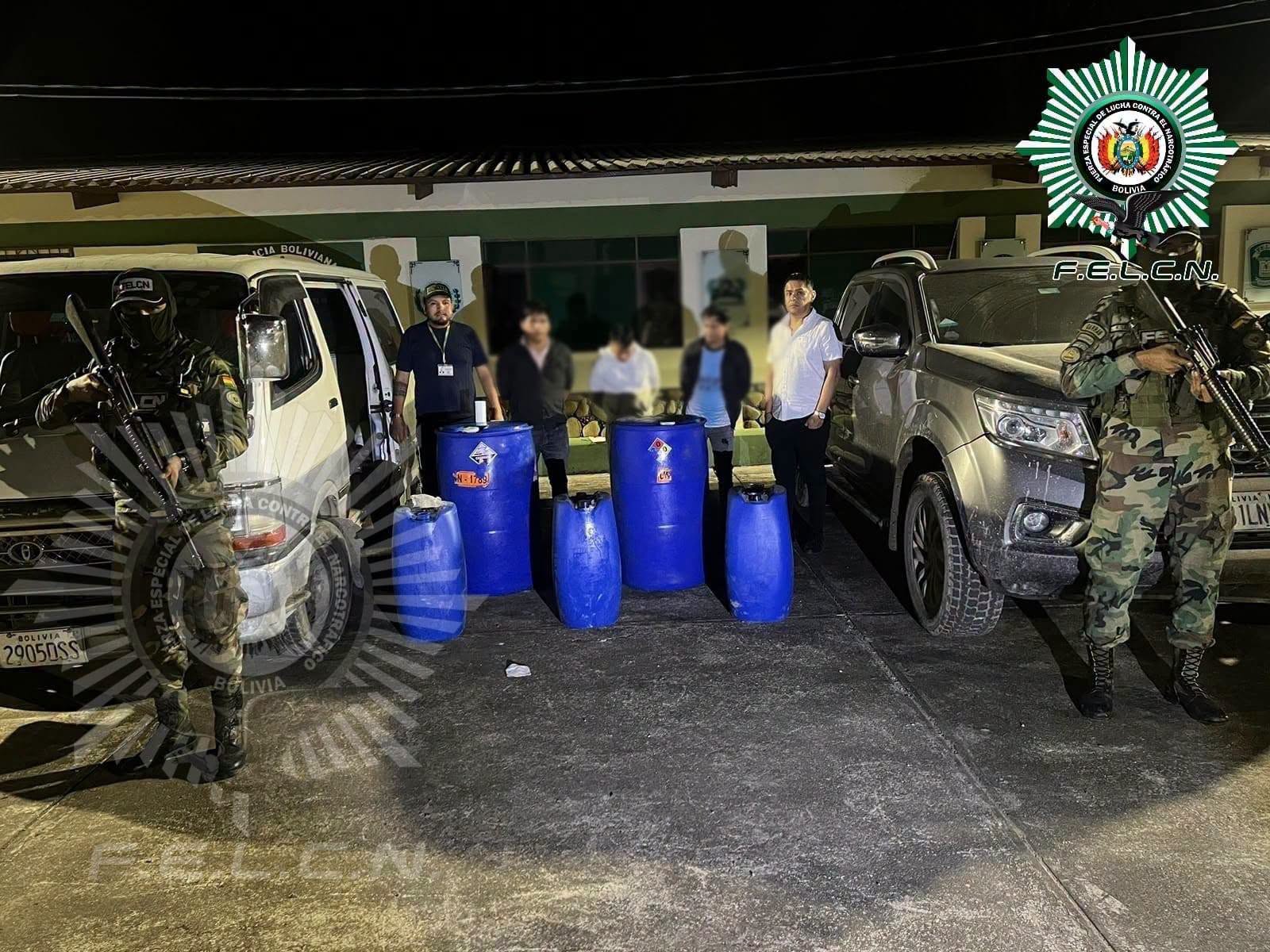 Durante la requisa, se encontraron varios bidones que contenían sustancias químicas. Foto: Felcn.