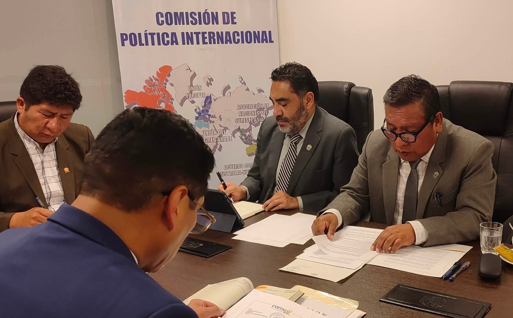 El ministro Héctor Francisco Huanca en la sesión de la Comisión Especial de Investigación del Senado. Foto: Cancillería.