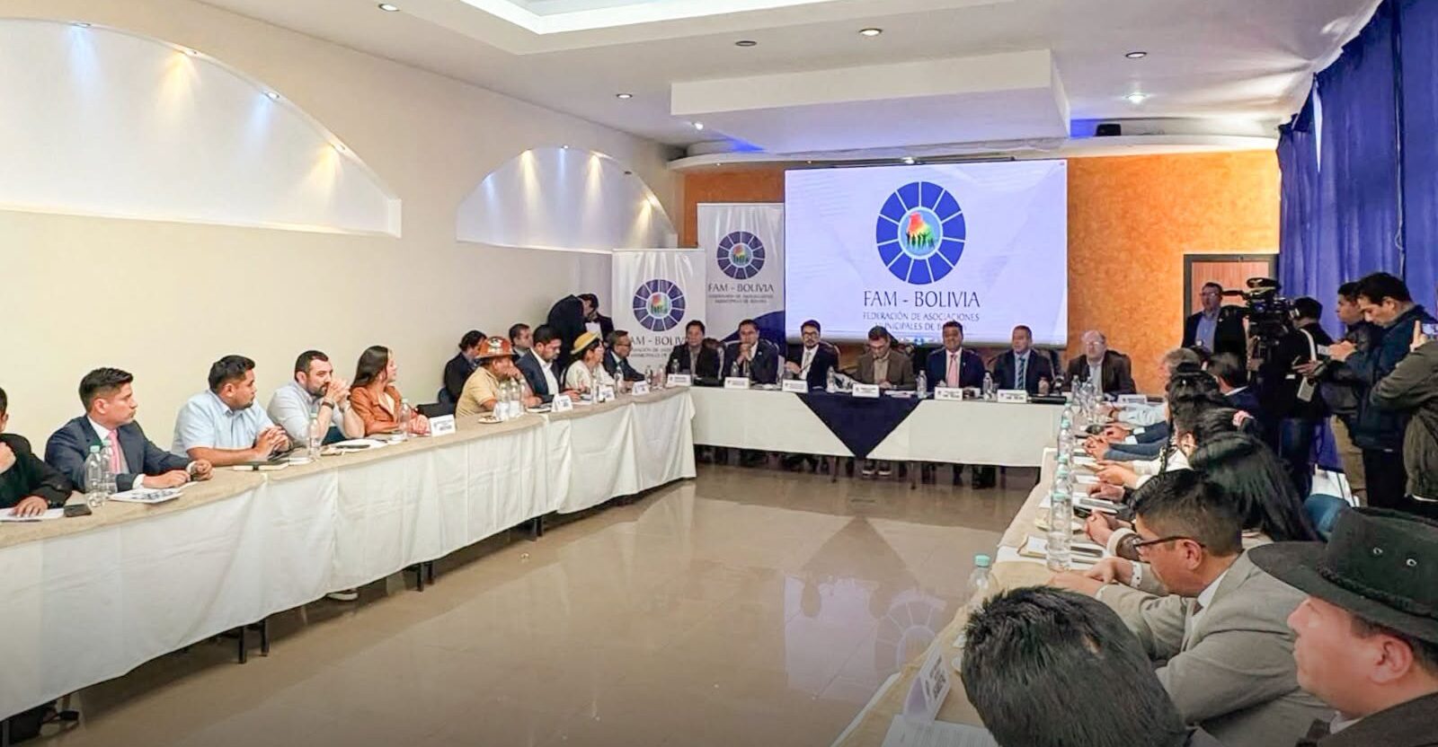 Autoridades de Gobierno reunidos con los alcaldes. Foto: Ministerio de Economía.