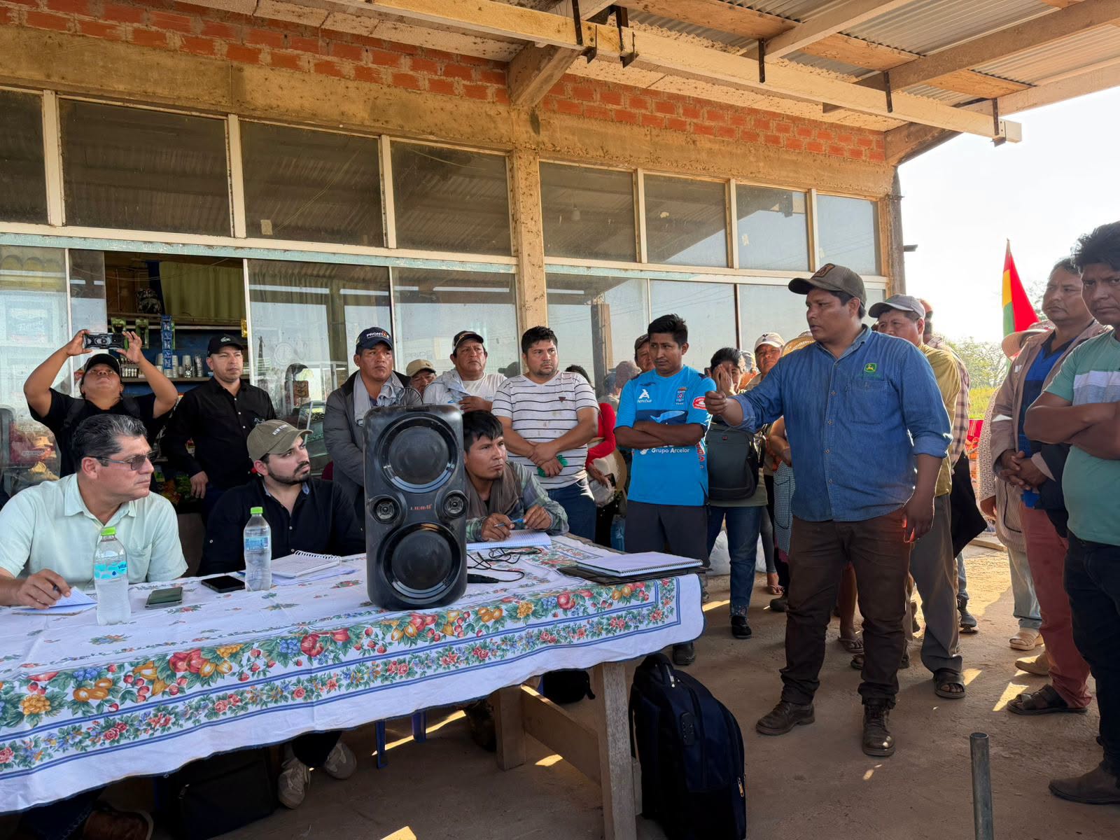 La Gobernación de Beni y los movilizados instalaron una mesa de diálogo. Foto: Bolivia Tv.
