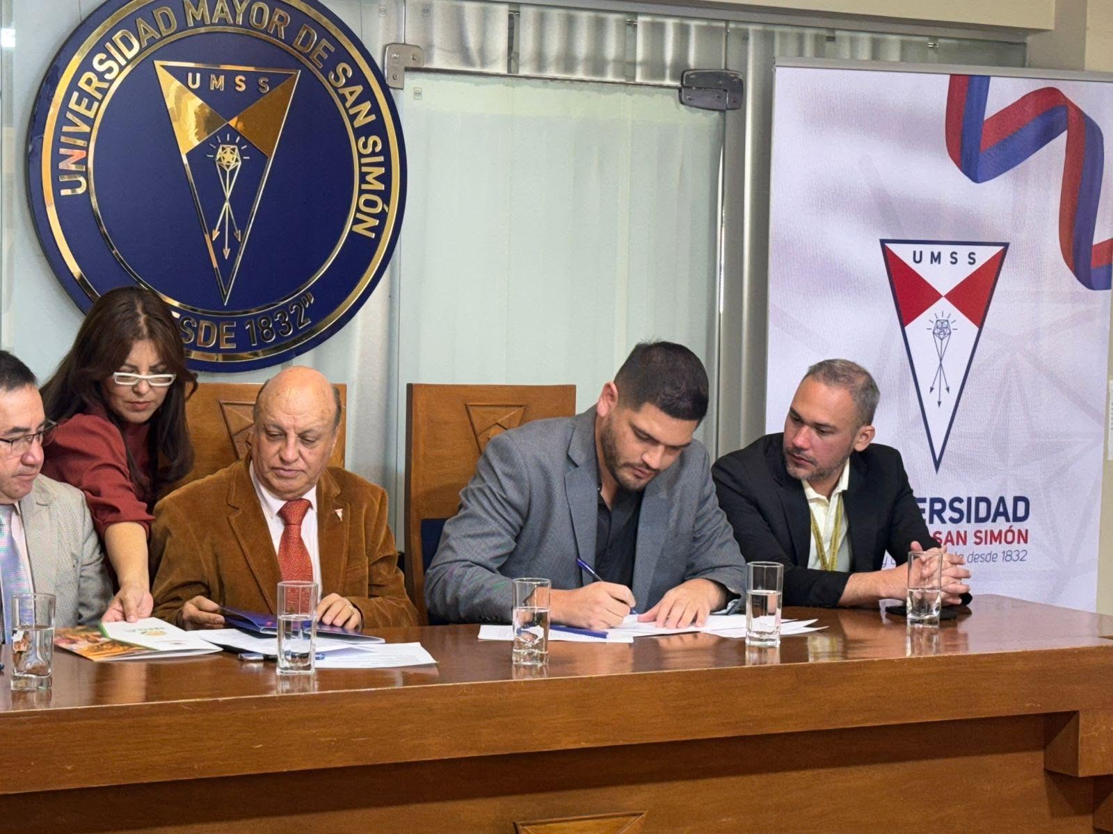 Autoridades de la UMSS y del INSA firmaron un convenio. Foto: INSA.